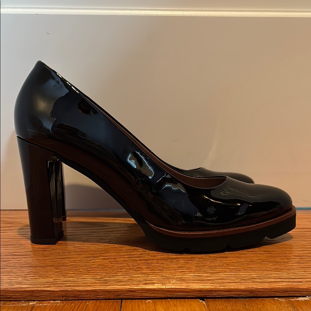 Wonders platform pump in black patent leather heels - made in Spain